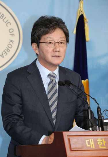 유승민 새보수당 보수재건위원장이 9일 국회 정론관에서 새보수당-한국당 신설합당 추진과 총선 불출마 의사를 밝히고 있다. 연합뉴스